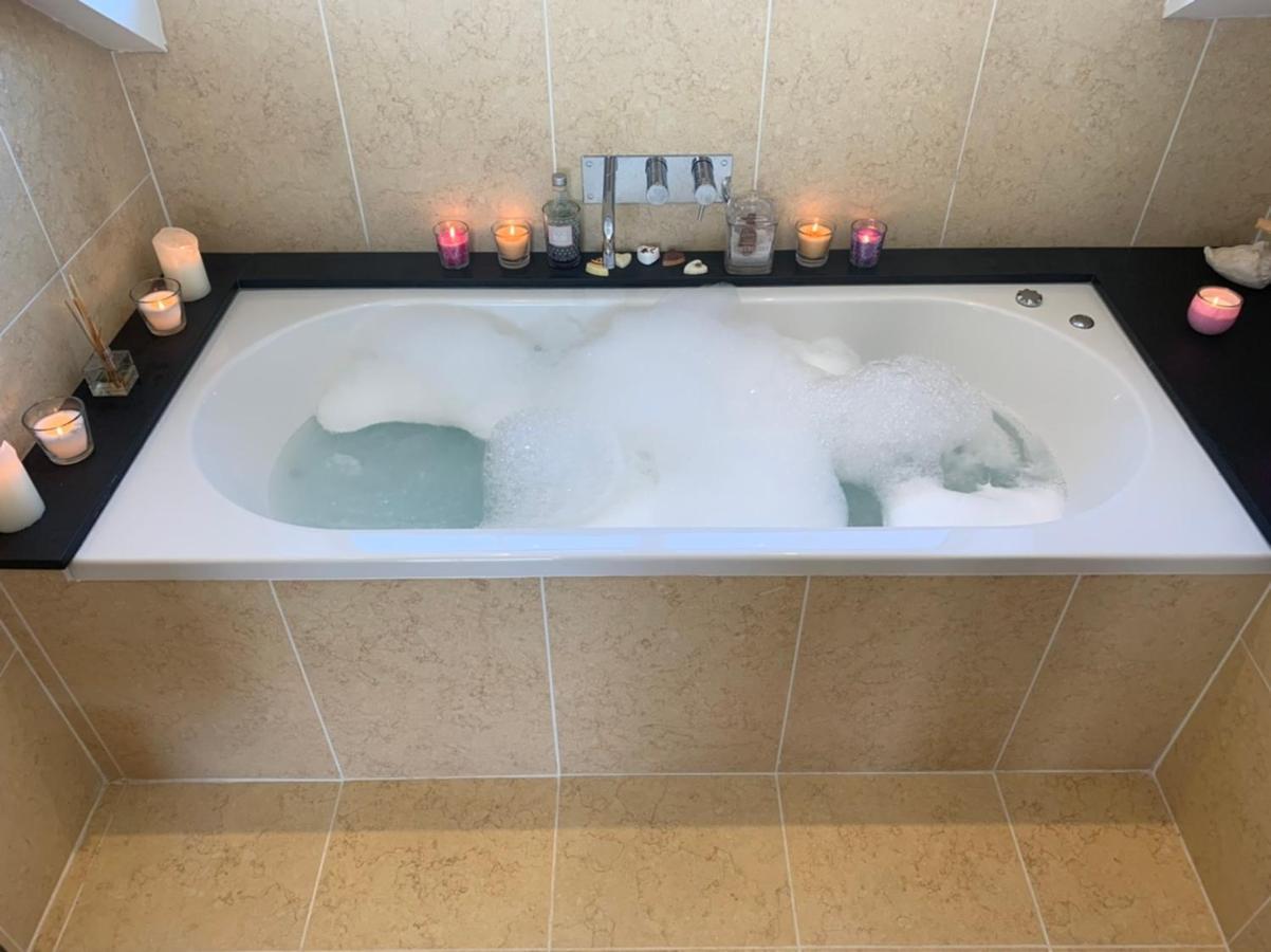 The Penthouse Bowness Luxury Loft Jacuzzi Bath & Complimentary Lakeview Spa Membership Exterior foto